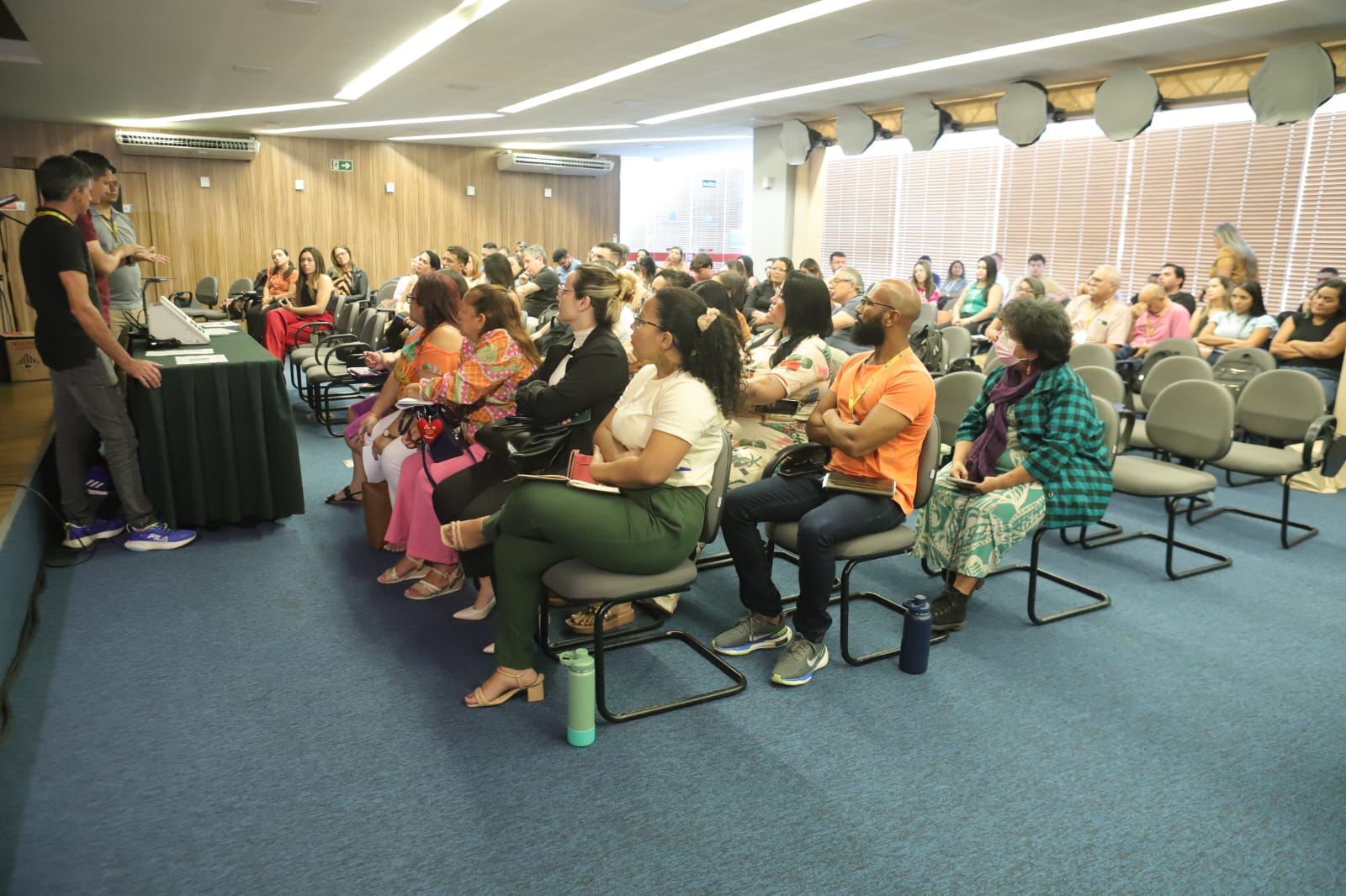 grupo de pessoas no auditório do paço